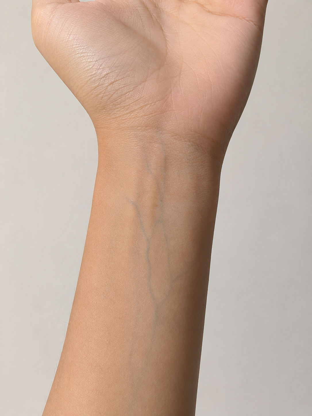 Contoh foto tangan untuk membaca undertone